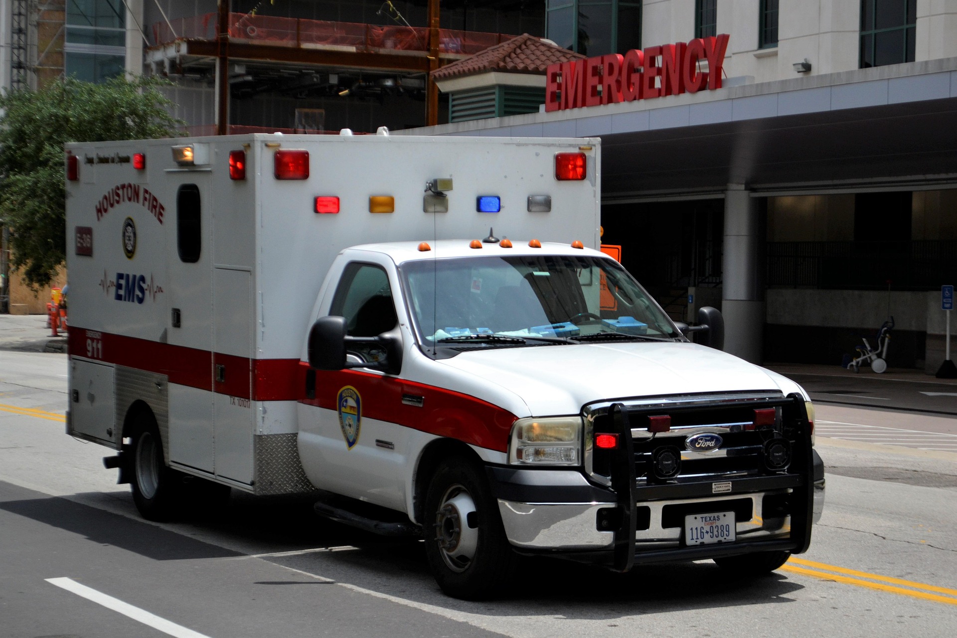 EMS Ambulance. Courtesy F. Muhammad from Pixabay