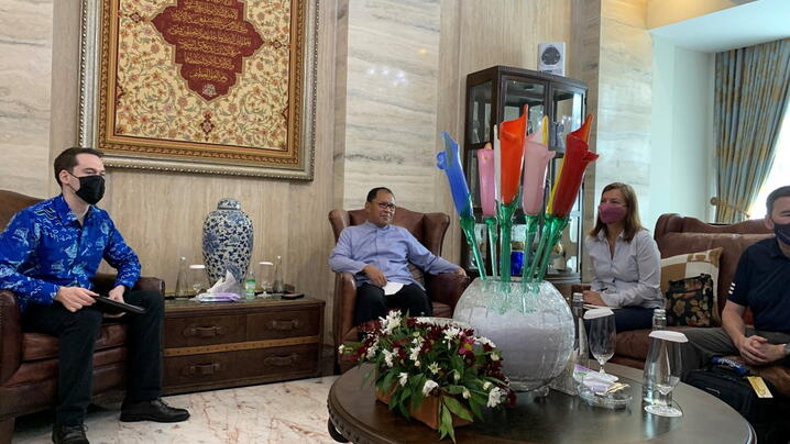 The CCBO team meets with the Mayor of Makassar, Indonesia to discuss how the City can improve its solid waste system to prevent plastic pollution of the waterways.